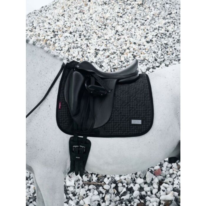 Zadeldekje dressuur LeMieux Aspen Houndstooth Black L Zadeldekje dressuur LeMieux Aspen Houndstooth Black L