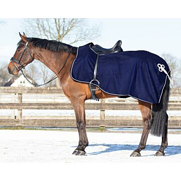 Uitrijdeken QHP fleece met ornament blauw
