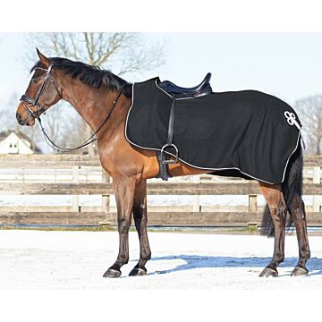 Uitrijdeken QHP fleece met ornament zwart
