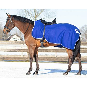Uitrijdeken QHP fleece met ornament blauw
